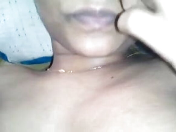 Matar Desi-lactate ta yi lalata yayin da take kyalli da shan madara a cikin cikakken fim ɗin sexy