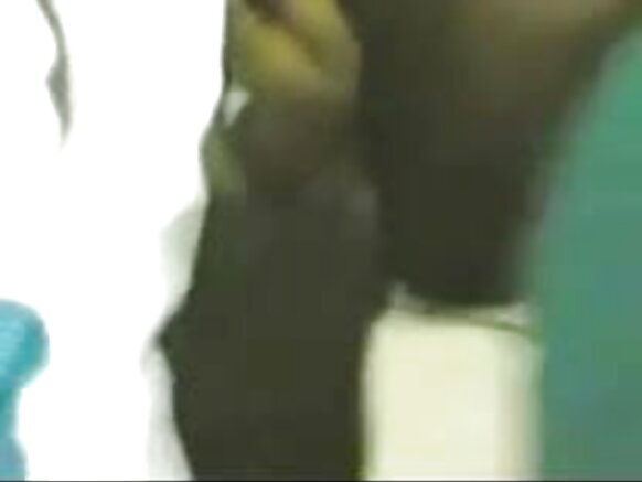 Aunty mai iskanci tana kallon aunty a cikin wani bidiyon fim mai ban sha'awa