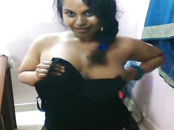 Budurwar 'yar Indiya Lily ta nuna nonon ta da jakinta ga kyamarar Bhojpuri