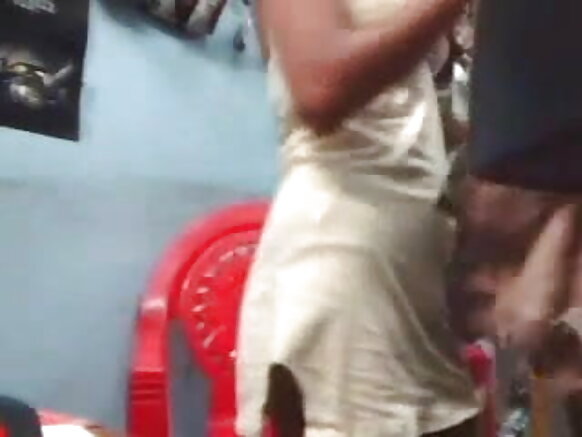 Desi ma'aurata tare da manyan nono suna samun kwanciyar hankali a cikin wani shago mai sexy movie