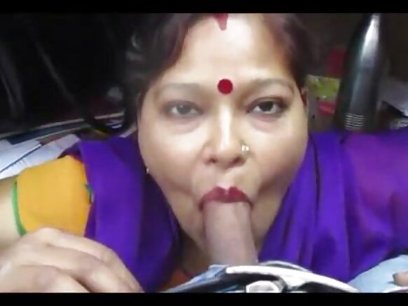 Desi aunty tana ba da abin bulowa desi bulo da sexy hindi video movie deepthroat creampie