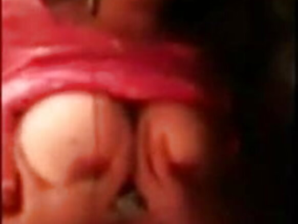 Matashiyar Sexy Paki ta nuna manyan nonuwa a cikin fim ɗinta na jima'i na skype