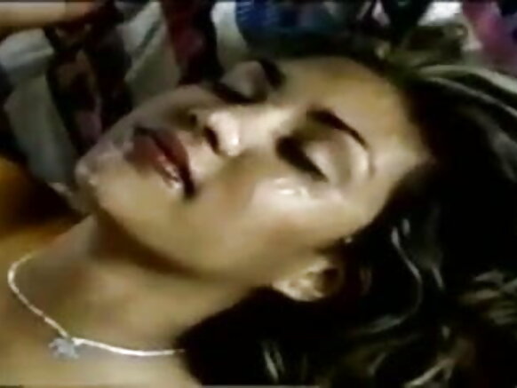 An yi lalata da karuwancin Indiyawa a cikin ɗakin kwana a cikin bidiyon fim mai ban sha'awa - Sexy Koo