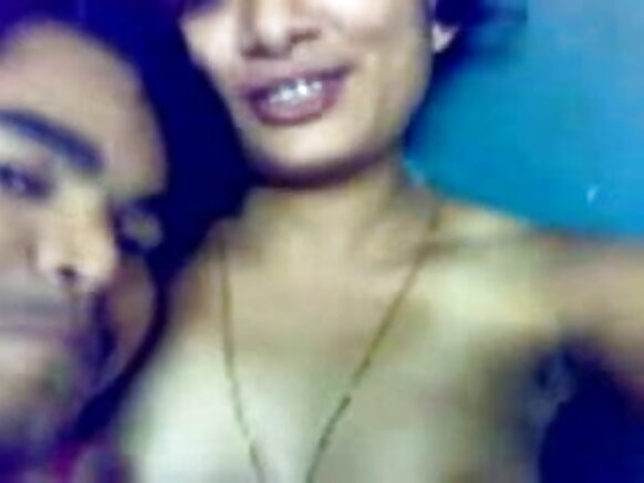 Kerala cutie tana nuna nonuwa da farji da saurayinta ya kama yana nuna mata nono
