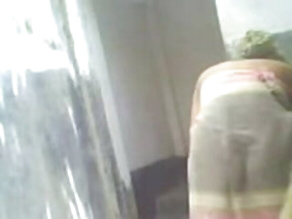 Bidiyon sexy na wata budurwa daga Arewacin Indiya tana wanka tsirara wanda sabon abokin gidanta ya dauki hoton HD