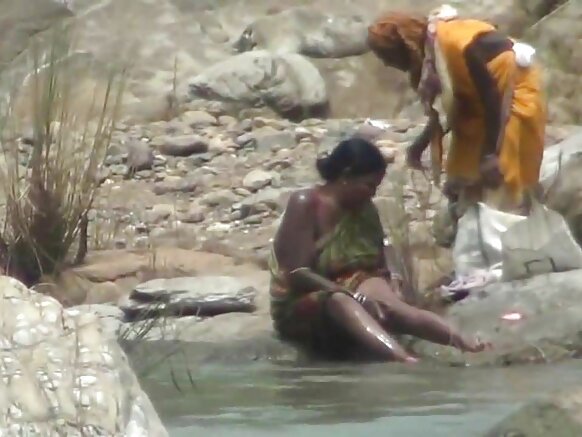Lady Open Air Kareena Kapoor Sexy Bathroom Wajen Wanka A cikin Kogin Ta Hidden Chamber