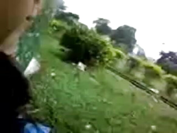 Desi desi nono yana zubar da kiss da fallasa sexy blue nono mai kallon fim