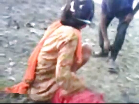 Budurwa 'yar Indiya mai kazar-kazar da saurayinta ya yi mata a waje