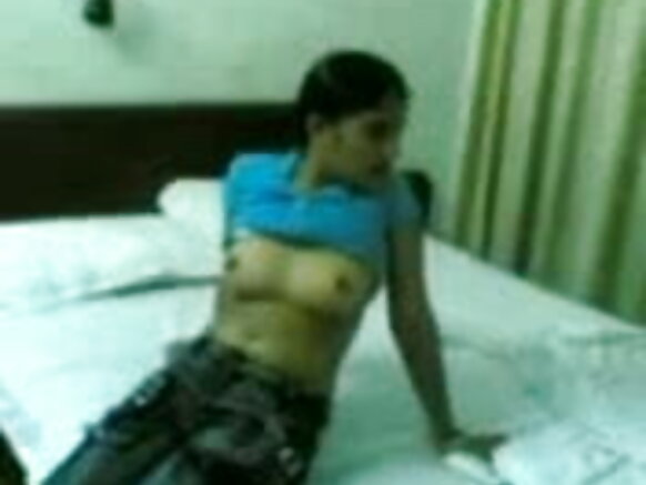 'Yan matan Mallu suna nuna nonon su ga saurayinsu a kan layi na fim ɗin blue blue a bhojpuri