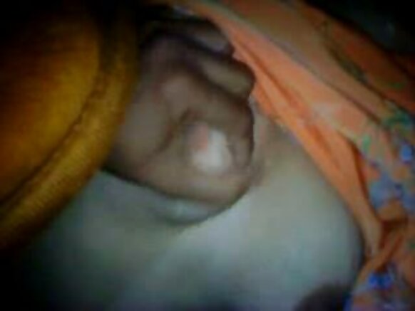 Hoton Sexy na Kudancin Hindi Mai Haushi Aunty haziki aunty tana taimakon mijinta tana lalata dashi.