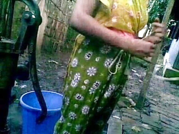 Yarinyar kauyen Desi hd fim mai ban sha'awa mai manyan nono tana wanka a bainar jama'a