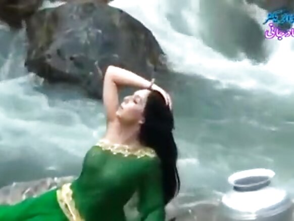 Desi girl sexy movie desi saree rigar m nono yana nuna ... zafi sosai