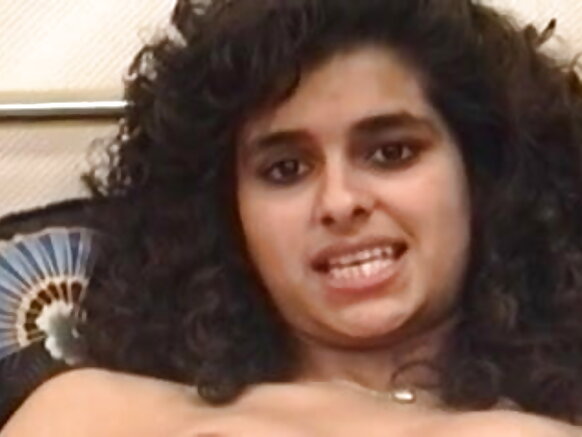 Baturen Ba'indiye tare da farji mai gashi da sexy