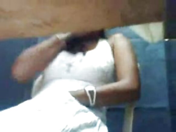 Hotunan cam na Indiya da ke nuna budurwar fim mai lalata da al'aura a gidan abinci - na Sanjh