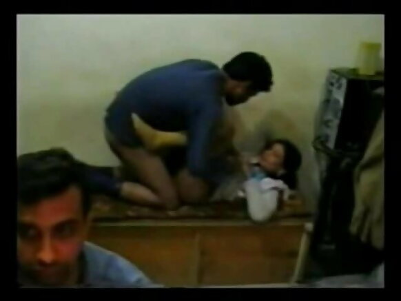 Wani ɗan wasan kwamfuta a kan PC yana cin zarafi daga bayan fim ɗin saurayin sexy