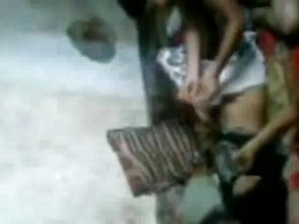 Zafafan Yarinya 'yar Indiya tana shan taba, tana cin duri tare da saurayin ta da wani sabon fim
