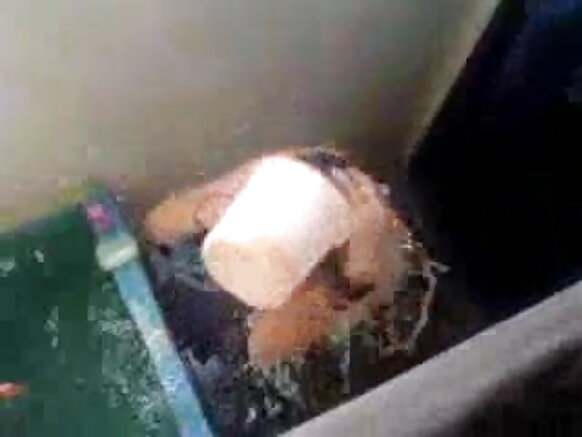 Wasu kuyangi biyu suna nuna shawan Voyeur Shower Voyeur Shower a cikin nunin sexy