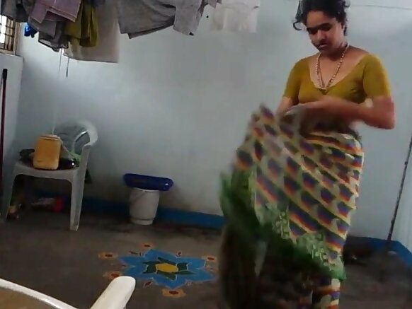 Desi sexy show yana nuna dhuri mai gashi tare da desi bath saree yana amfani da bayan gidan wanka