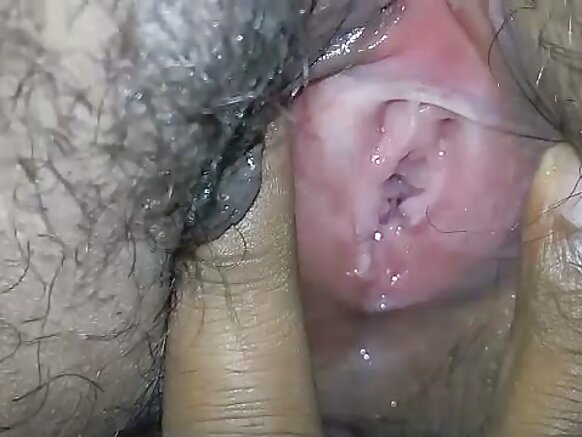 desi sexy film india milf desi milf tare da farji mai gashi yana samun yatsu a cikin clitoris