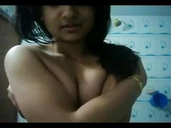 Bidiyon babe na Indiya ta yi kanta a bandaki