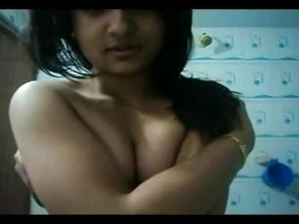Yarinyar Desi dan kasar Bengali mai manyan nono ta harba a bandaki Pakistanan sexy tana bukatar zakara