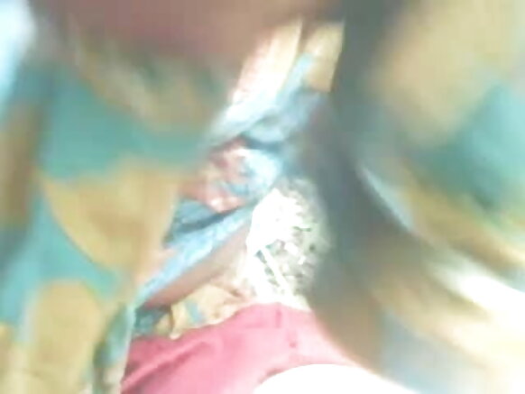 Desi big bobs sexy kauye aunty ta yi lalata a waje tare da matashin masoyi a cikin fim din turanci