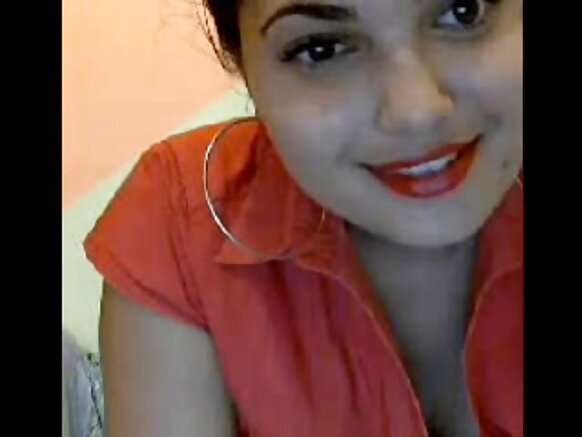 Yarinyar Kinky tana nuna bidiyon sexy khan kai tsaye akan cam