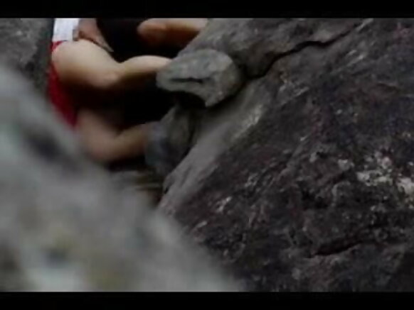 Bayan Fim ɗin Sexy Movie Sexy Goa Beach Hidden a cikin Duwatsun Tekun Goa