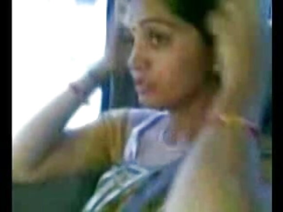 Hikima balagagge indian sexy blue hindi cikakke nono yana nuna nono a cikin mota