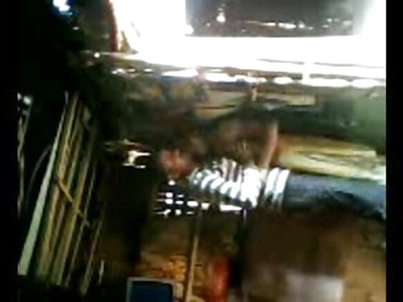 Budurwa 'yar kauye mai iskanci video in turanci tare da 'yar birni makwabta