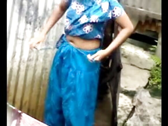 yarinya desi tana wanka hotun turanci tana nuna yarinya mai ban sha'awa a waje