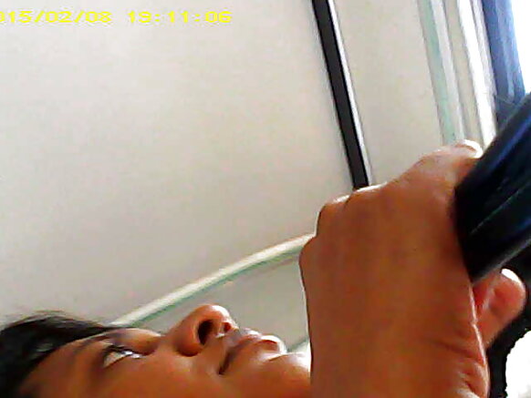sri lankan girl girl upskirt a cikin bas tana kallon fim a bas