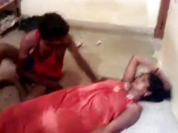 Abokan Kannada suna iskanci a gaban kawayen turanci sexy movie HD