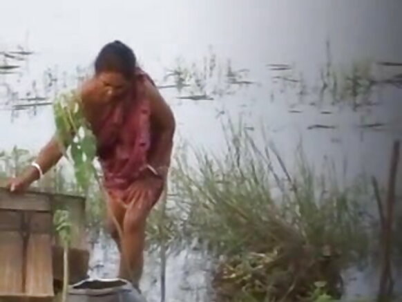 Aunty tana nuna nono ba tare da rigar rigar fina-finan hindi mai ban sha'awa ba tana nunawa 2