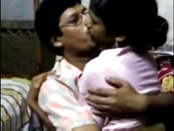 Shugabar Kudancin Indiya tana jin daɗin kuyangarta a wani otal a otal ɗin na Hollywood sexy hindi mine
