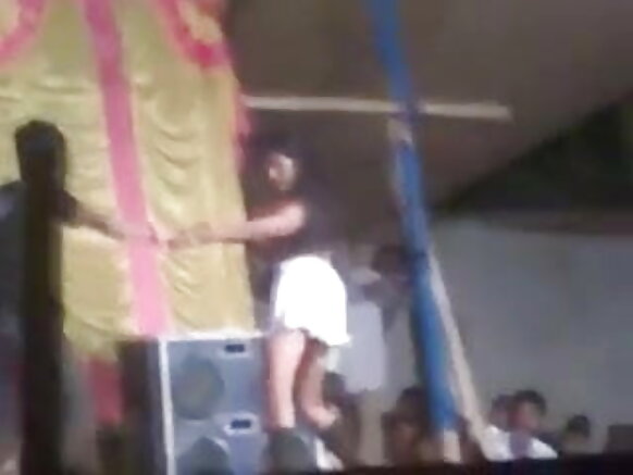 Yarinyar Indiya ta nuna tsiraicin wani kallo mai ban sha'awa mai ban sha'awa a cikin jama'a