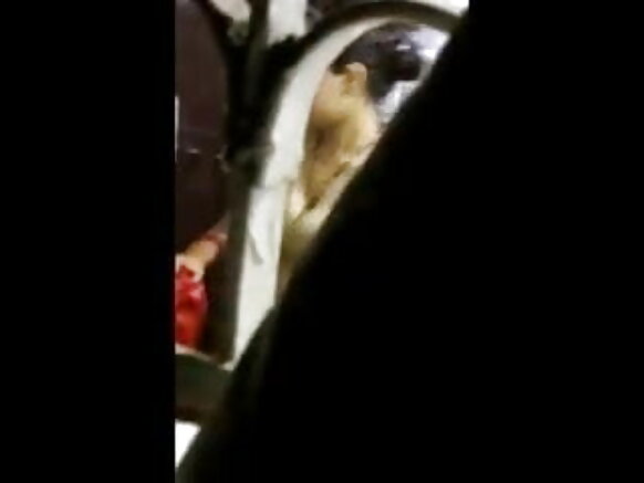 Desi ta kama matar da take wanke kaya yayin da take wankan fim mai kyau shudi da wanki