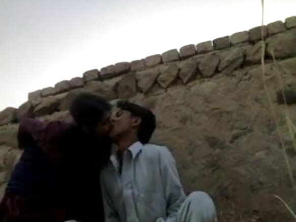 Teen hindi jima'i matashi image tube tare da wani yaro a cikin filin