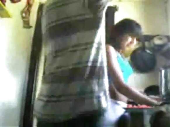 Wani dan uwan Indiya yana cin duri a cikin abincin Indiya yana nishi da kakkausar murya na fim din fim hd