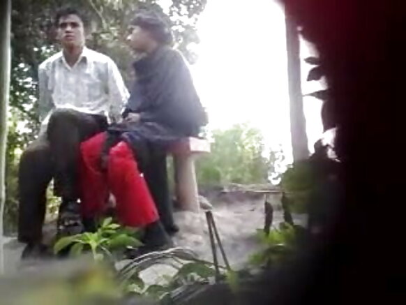 Nunin abin kunya a wani wurin shakatawa na Indiya a cikin bidiyon sexy