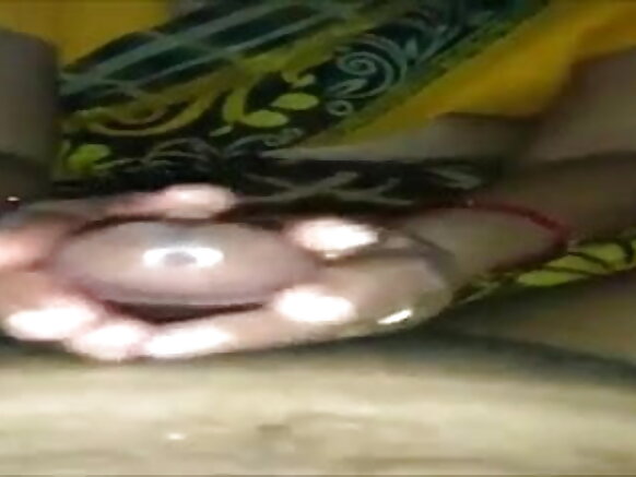 Bhabhi yana lalata da Bhabhi yayin da yake yin tausa tare da ƙwaƙƙwaran ƙaƙƙarfan ɗan ƙasar Nepal wanda aka loda