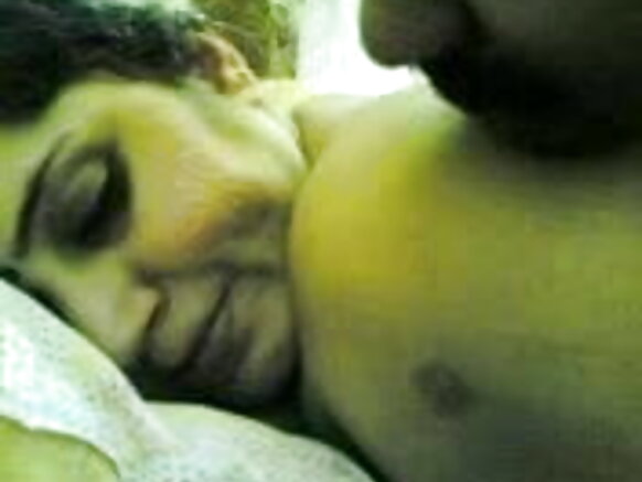 Yarinyar Gordita tana kallon fim ɗin blue blue tare da ainihin saurayin mai sonta