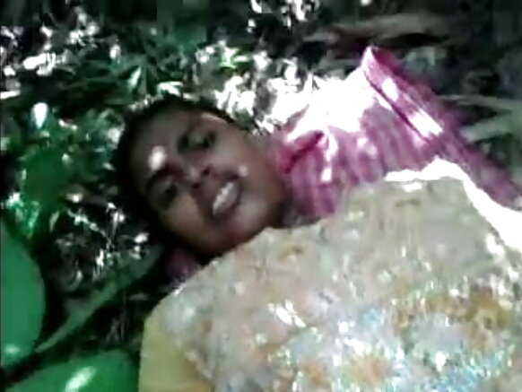 Budurwar Desi ta yi barna a cikin daji part din sexy movie shirin video 2 jungle
