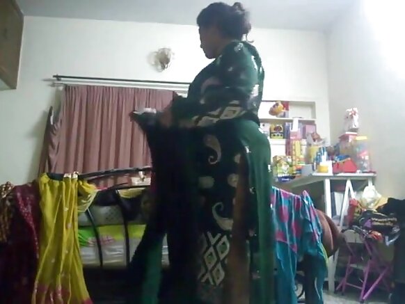 Zafafan fim ɗin aunty sexy show a cikin harshen Hindi da ɓoyayyun kyamara suka kama