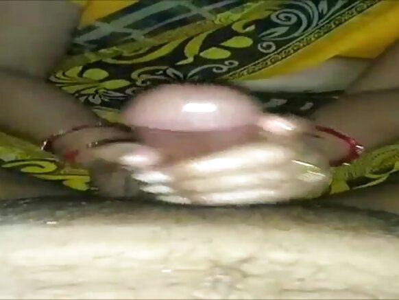 Desi bhabhi yana ba da mai sexy na uku