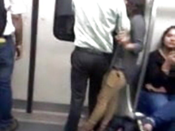22 Masoya masu yanke kauna suna sumbata suna danna nonon masoyiyarsu fim mai ban sha'awa bhojpuri delhi metro